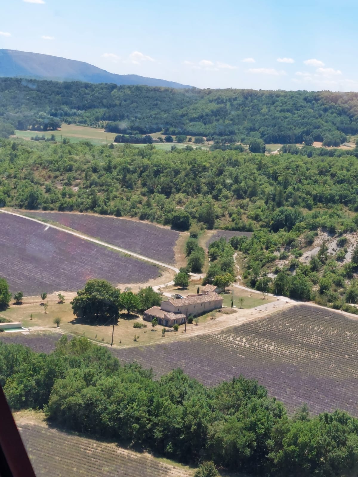 Vue aérienne du domaine de l'Atelier Ilys — 30 hectares de nature à Pierrerue