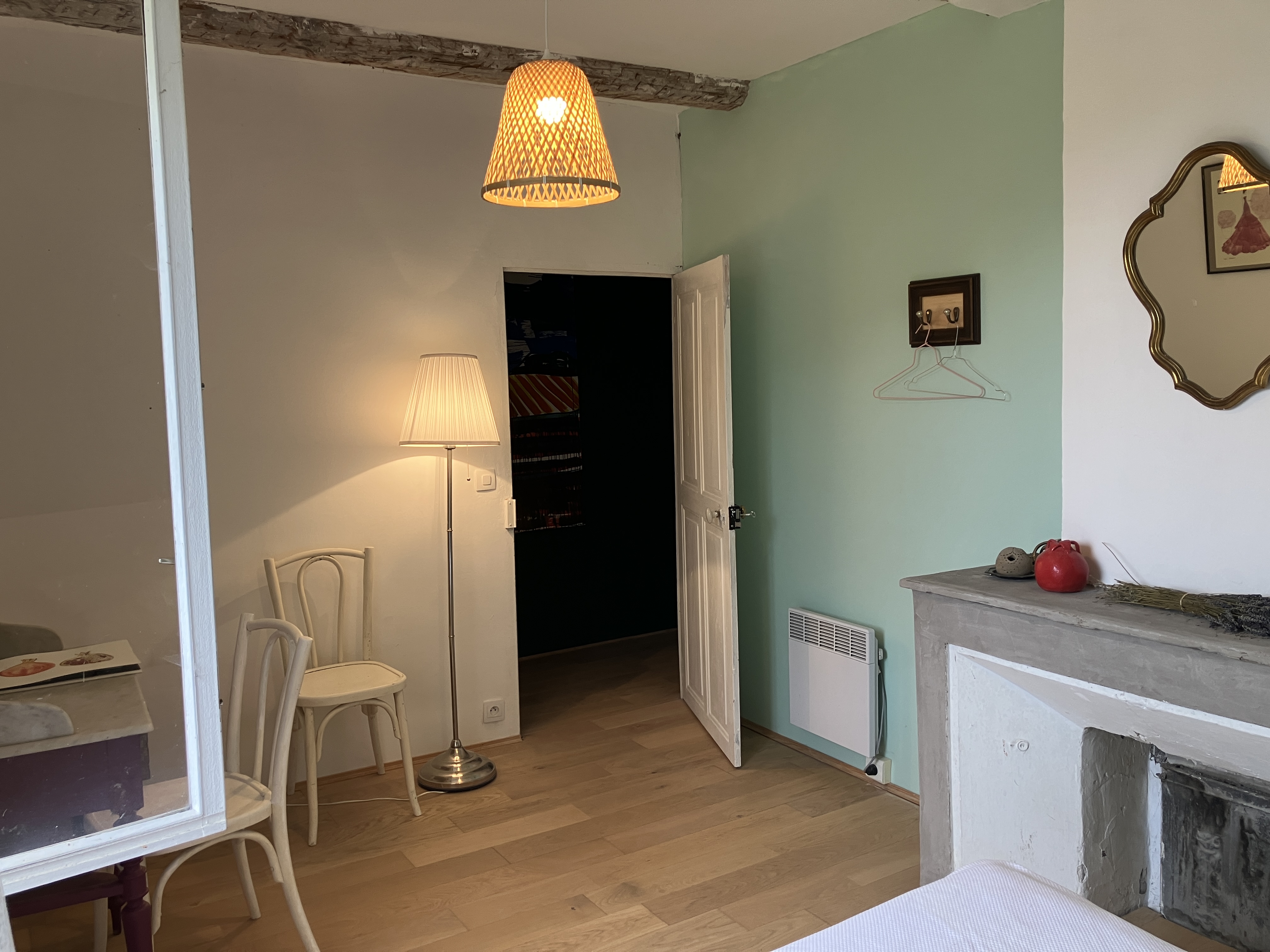 Chambre Verte — chambre aux tons botaniques avec vue sur les champs de lavandes, Atelier Ilys — photo 3