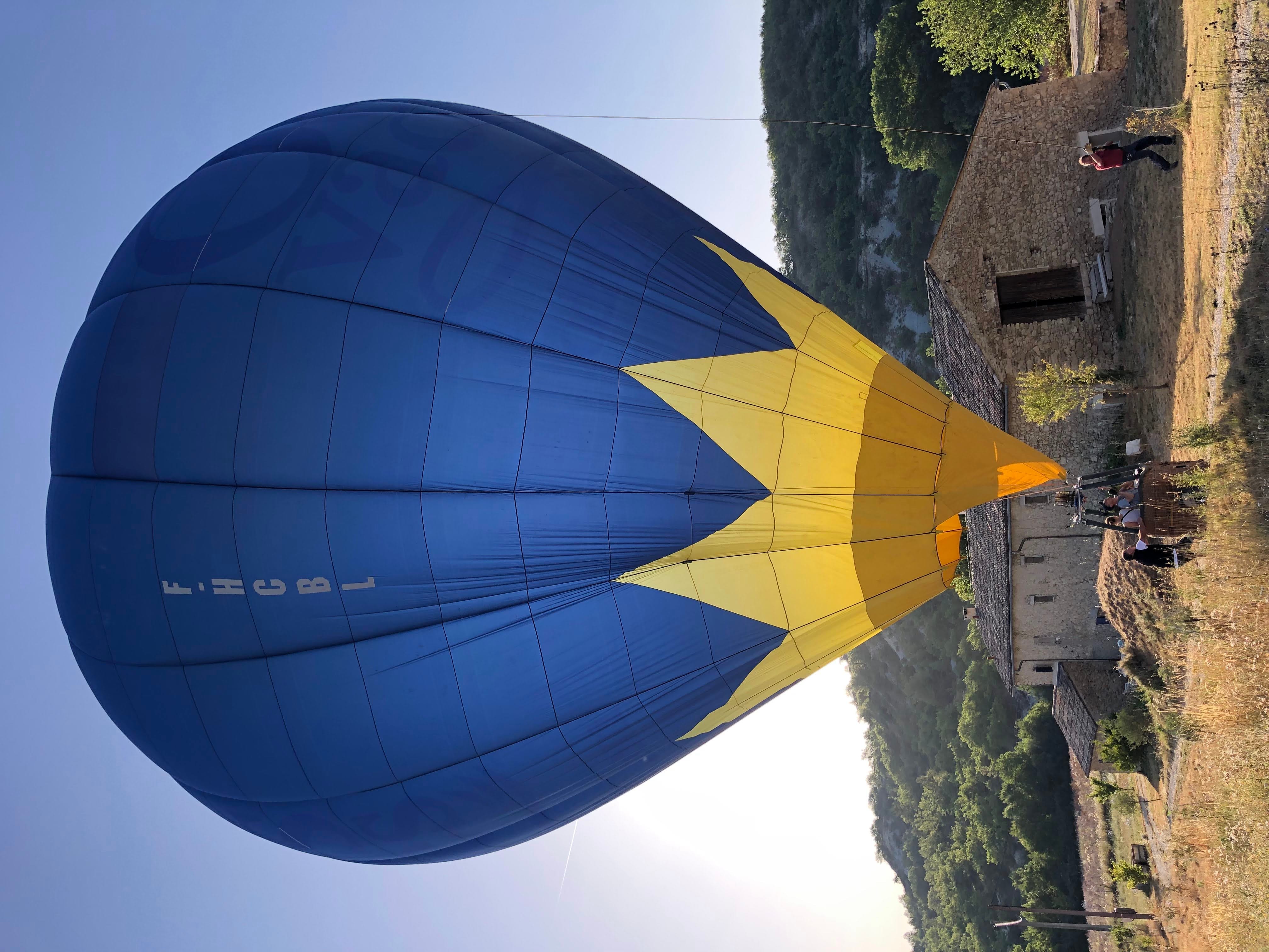 aterrissage de montgolfière devant la magnanerie