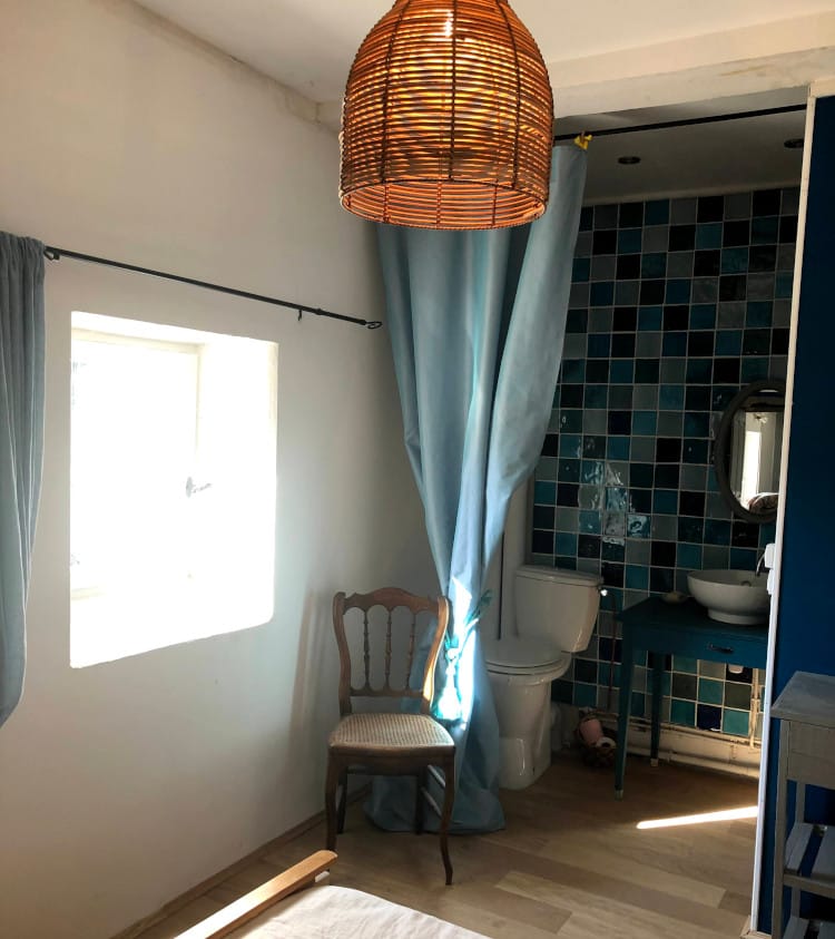 Chambre Azur — chambre double aux tons bleus dans la magnanerie Atelier Ilys — photo 2