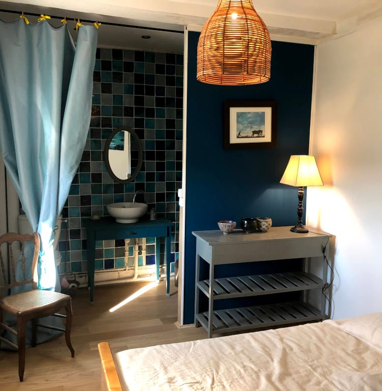 Chambre Azur — chambre double aux tons bleus dans la magnanerie Atelier Ilys — photo 3