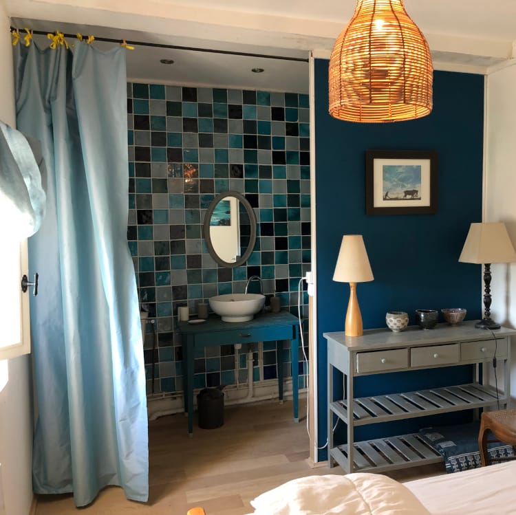 Chambre Azur — chambre double aux tons bleus dans la magnanerie Atelier Ilys — photo 4