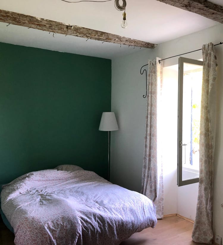 Chambre Verte — chambre aux tons botaniques avec vue sur les champs de lavandes, Atelier Ilys — photo 1