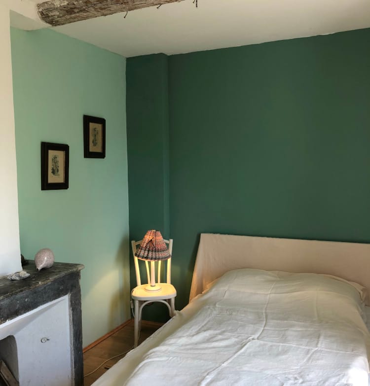 Chambre Verte — chambre aux tons botaniques avec vue sur les champs de lavandes, Atelier Ilys — photo 2