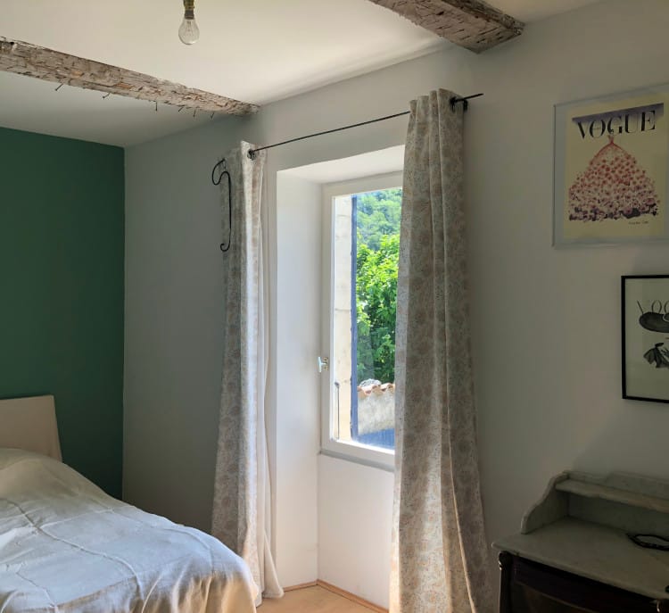 Chambre Verte — chambre aux tons botaniques avec vue sur les champs de lavandes, Atelier Ilys — photo 3