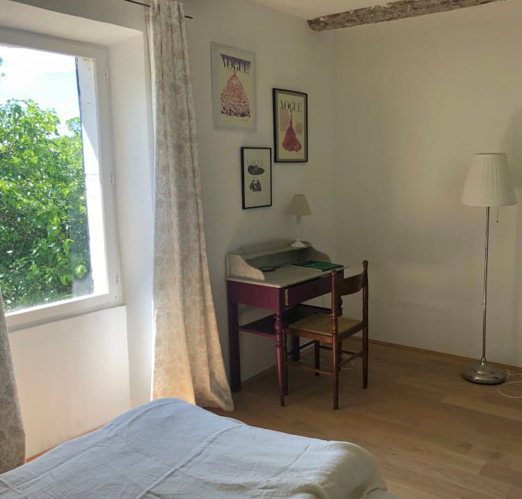 Chambre Verte — chambre aux tons botaniques avec vue sur les champs de lavandes, Atelier Ilys — photo 4