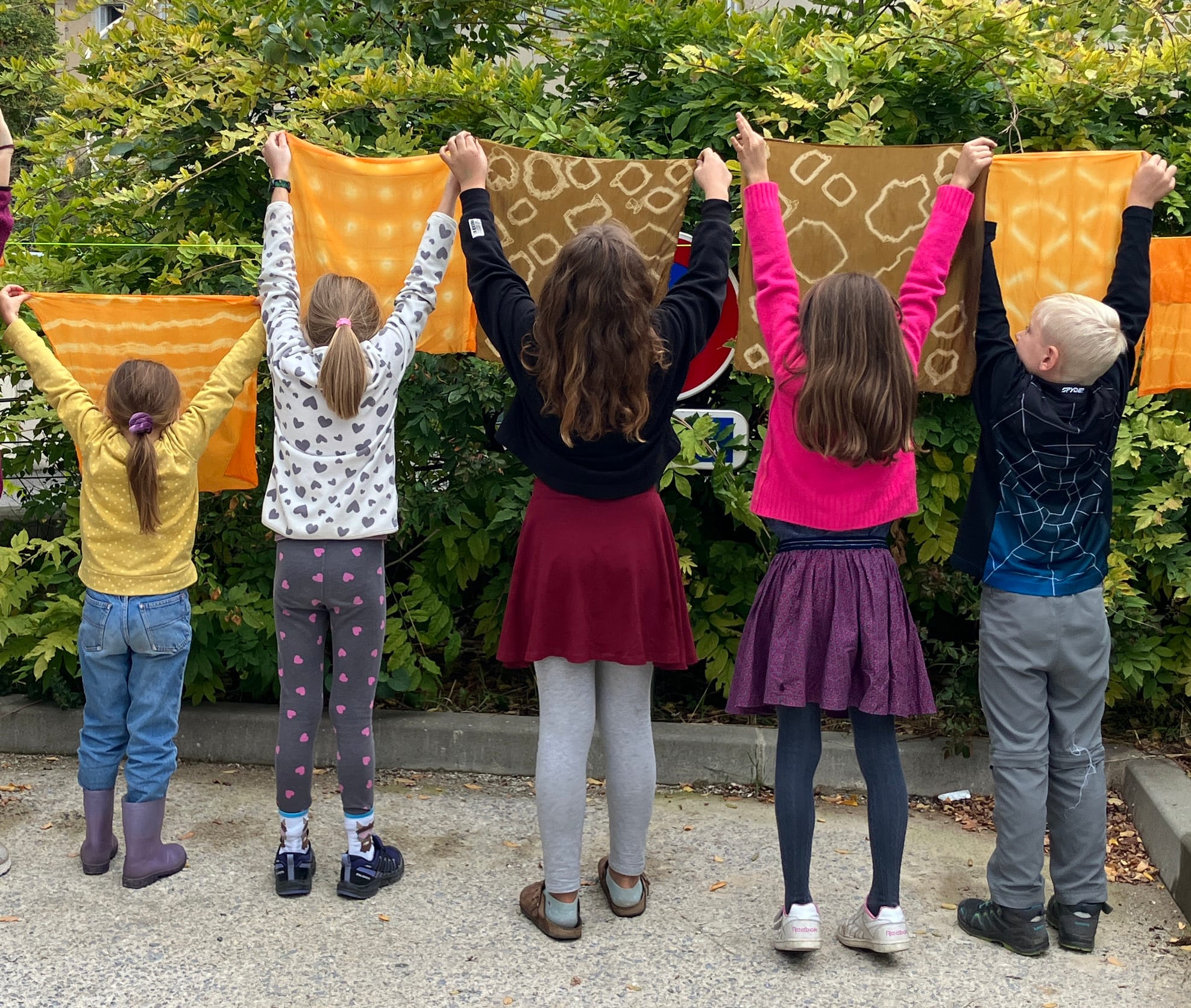 Enfants et parents lors d'un atelier famille de teinture végétale à l'Atelier Ilys