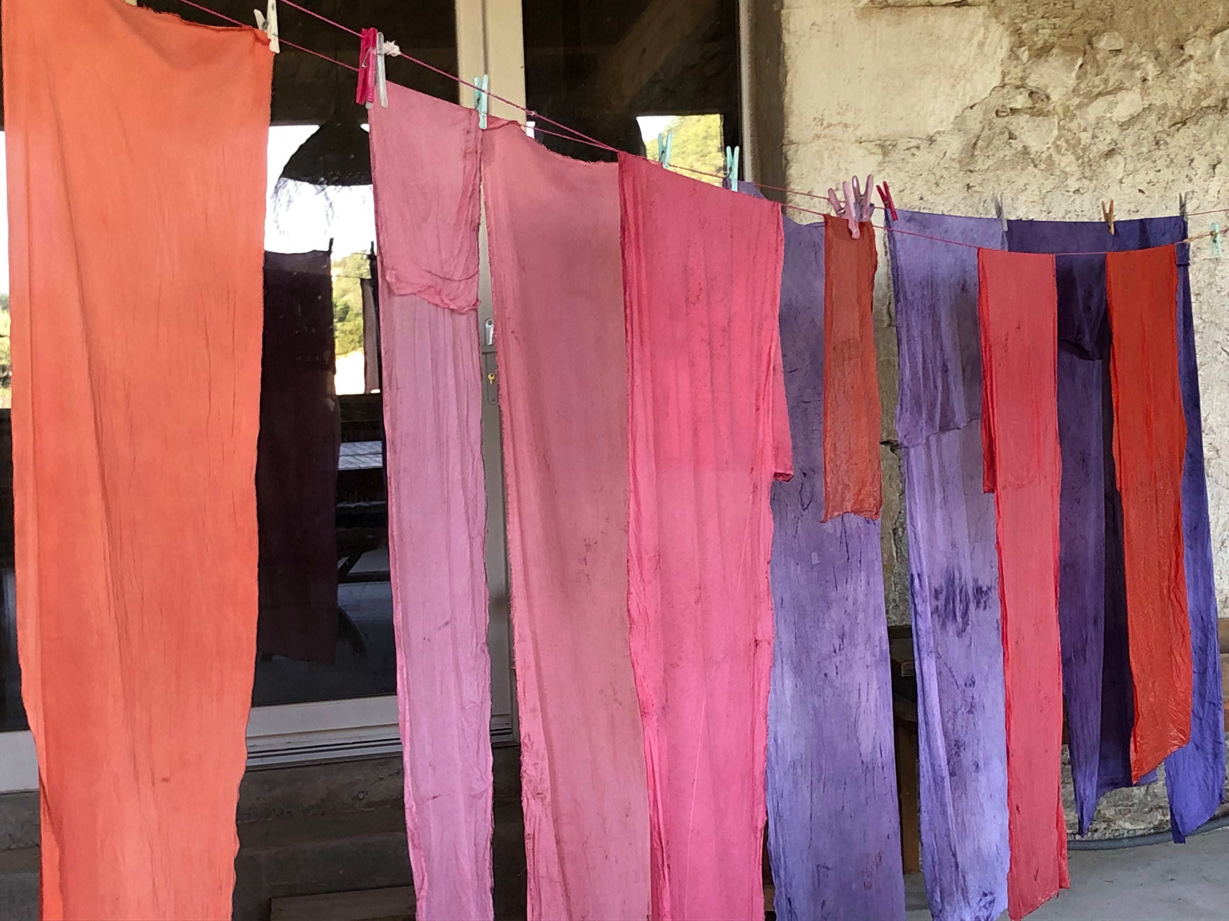 les couleurs eclatantes de l'atelier teinture