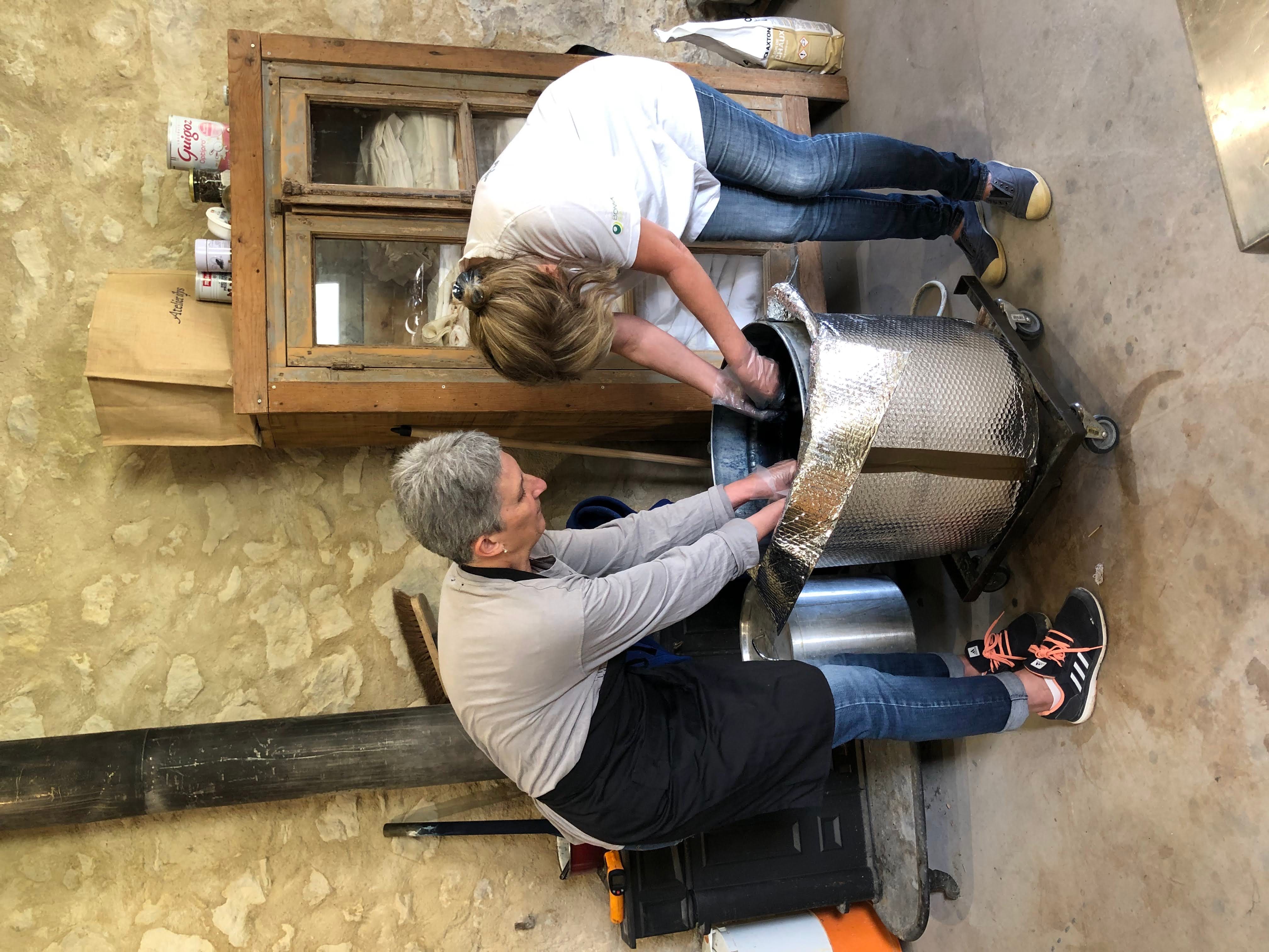 les mains dans la cuve d'indigo